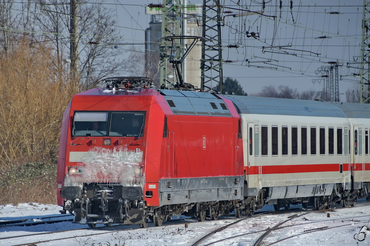 Mit eisbedeckter Nase fährt die Elektrolokomotive 101 120-4 durch das Bahnhofsareal. (Wanne-Eickel, Februar 2021)