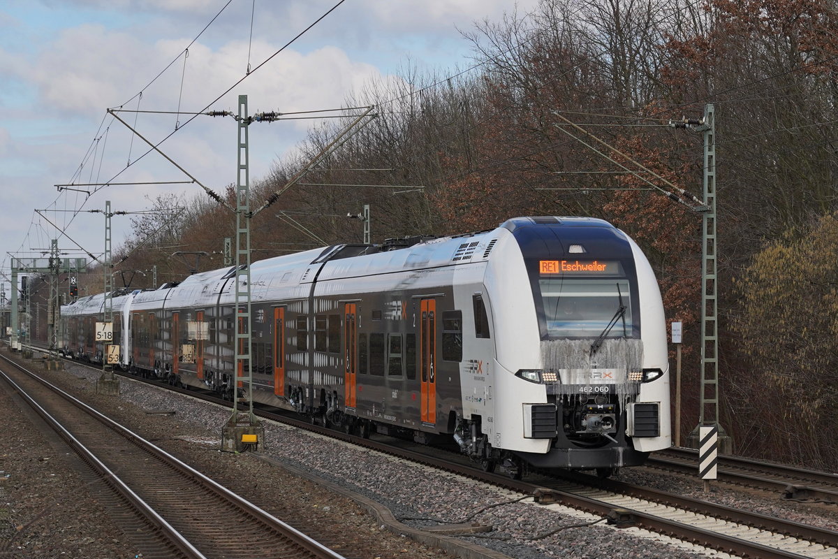 Mit Eisnase sind die Abellio RRX-Triebzüge 462 060+462 084 als NRW-RE1 (Zug RE26820=Hamm-Hbf11:20-Eschweiler-Hbf13:53) unterwegs.

2021-02-10 Köln-Stammheim 