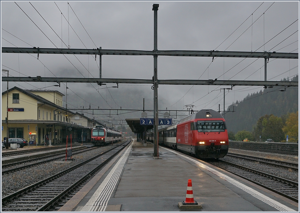 Mit der Eröffnung des Gotthard Basis Tunnels endeten die (ehemaligen)  Gotthard IR von Basel und Zürich in Erstfeld. Reisende mit Ziel Gotthard mussten umsteigen. Dieses wenig erfreuliche Angebot wurde später zumindest an Wochenenden etwas verbessert, indem einzelne IR bis Airolo statt Erstfeld fuhren und somit wieder Re 460 auf der Gotthardbahn zu sehen waren. Im Bild ein in Airolo wendender IR mit SBB Re 460 089-6.

19. Oktober 2019