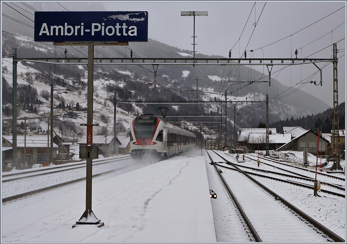 Mit der Eröffnung des Gotthard Basistunnels kommt Ambri Piotta in den Genuss, stündlich je Richtung über hier haltende Züge zu verfügen. 
Das Bild zeigt den ausfahrenden Tilo Flirt RABe 524 103 als RE 4321 nach Lugano. 
5. Jan. 2017