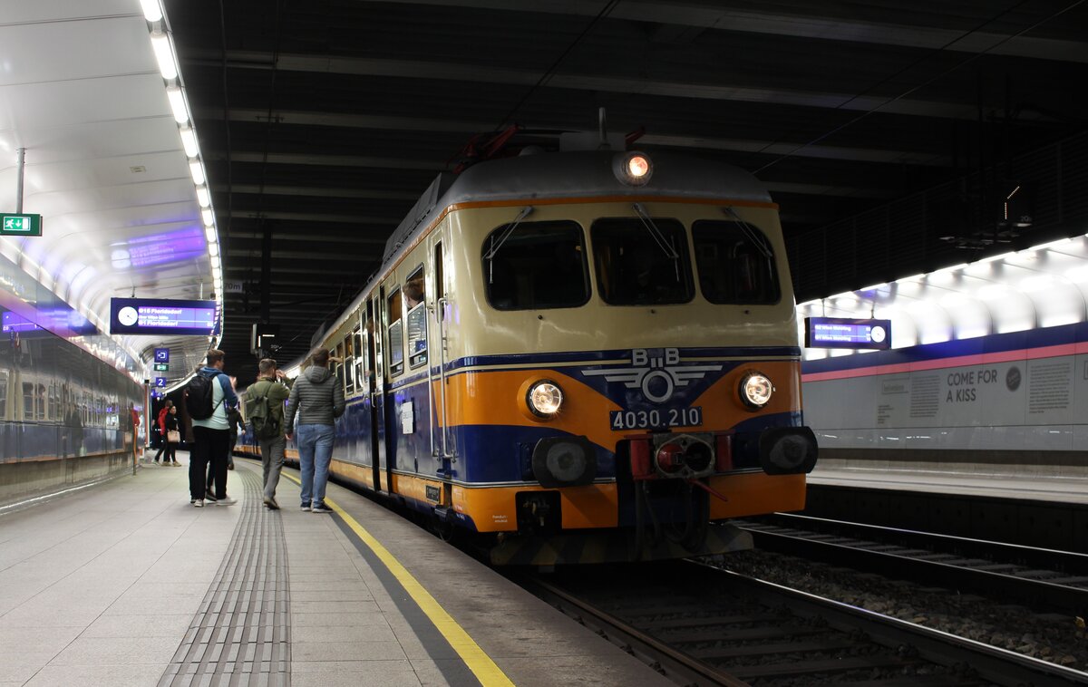 Mit der Eröffnung der Wien Schnellbahn wurde 1962 auch die Haltestelle Wien Südbahnhof (S-Bahn) in Betrieb genommen.
Die Haltestelle liegt in einem engen Bogen und war bis zur Modernisierung im Jahre 2015 mit den damals modernen gelben Kacheln ausgekleidet.
Seit 2012 heißt die Haltestelle  Wien Quartier Belvedere  und ist Teil des Wiener Hauptbahnhofs.
Zum 60 jährigen Jubiläum der Wiener Schnellbahn 2022 fuhr am 29.10.2022 der 4030 210 des Technischen Museums Wien in Zusammenarbeit mit dem VEF Schwechat als Schnellbahn der ehemaligen Linie S15 von Wien Westbahnhof nach Wien Floridsdorf und steht hier in der Station Wien Quartier Belvedere