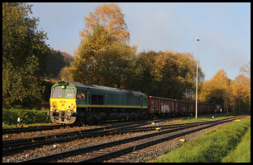 Mit der ersten Morgensonne erreicht hier am 4.11.2020 um 08.51 Uhr die Class 66 PB 08, mit ihrem Schrottzug aus Osnabrück kommend, das Stahlwerk in Georgsmarienhütte.