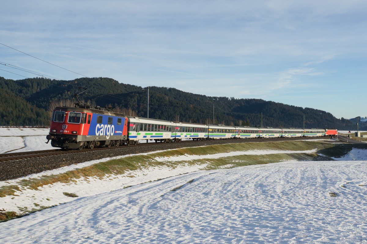 Mit den ersten Sonnenstrahlen des Tages erschien am 09.11.2014 die Re 421 378-1 mit dem Voralpen-Express 2408 beim berüchtigten Bahnübergang oberhalb von Biberbrugg.