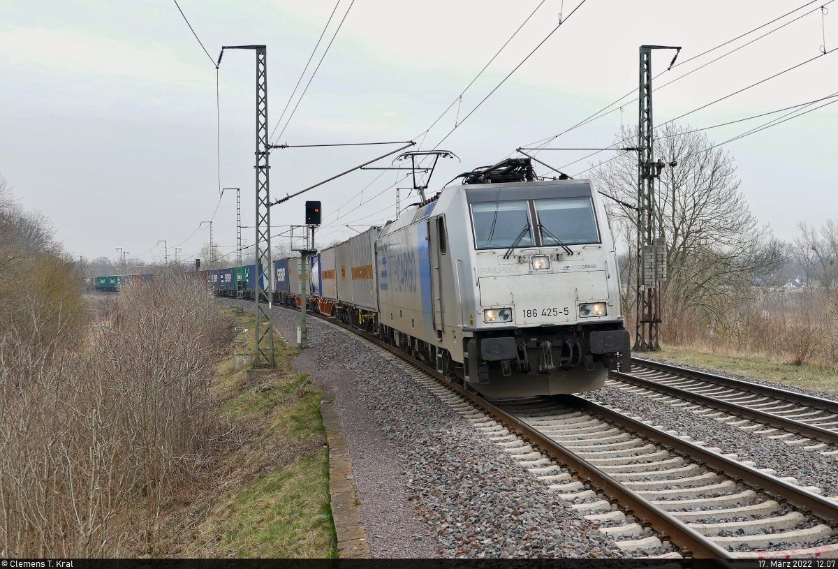 Mit etlichen Containern rauscht 186 425-5 durch den Hp Magdeburg Herrenkrug Richtung Magdeburg-Neustadt.
Fotografiert am Ende des Bahnsteigs 2.

🧰 Railpool GmbH, vermietet an die RTB Cargo GmbH
🕓 17.3.2022 | 12:07 Uhr