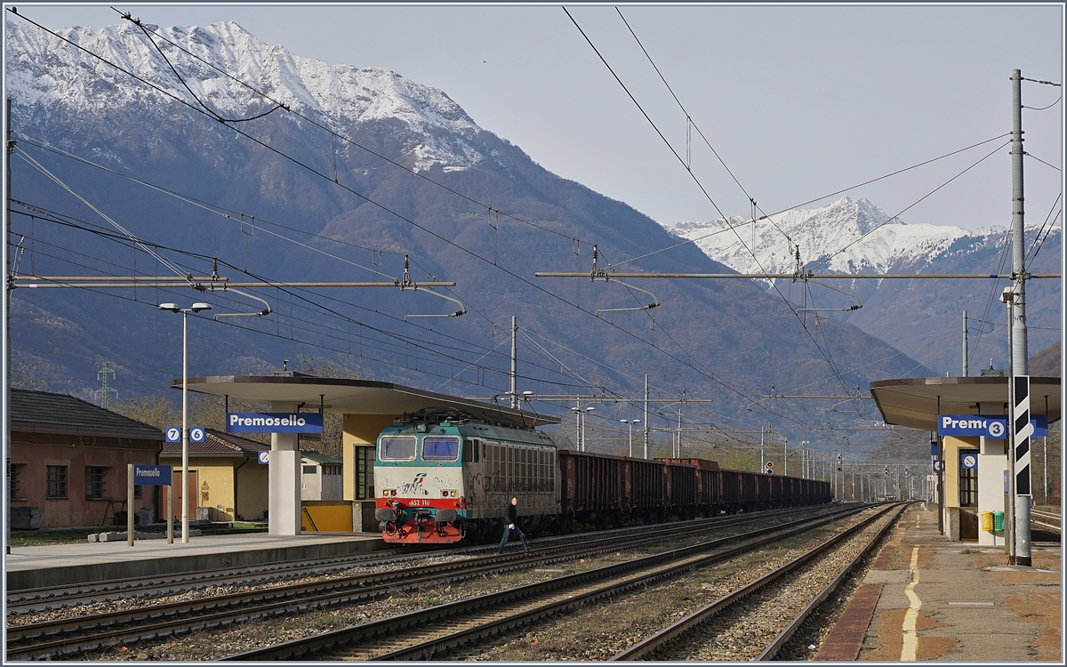 Mit etlichen von einem grösseren Industriekomplex an der RFI Strecke 14 abgeholten Hochbordwagen wartet die FS Trenitalia E 652 110 in Premosselo Chiovenda auf die Weierfahrt auf der RFI Strecke 23 Richtung Gallarate.
29. Nov. 2018 