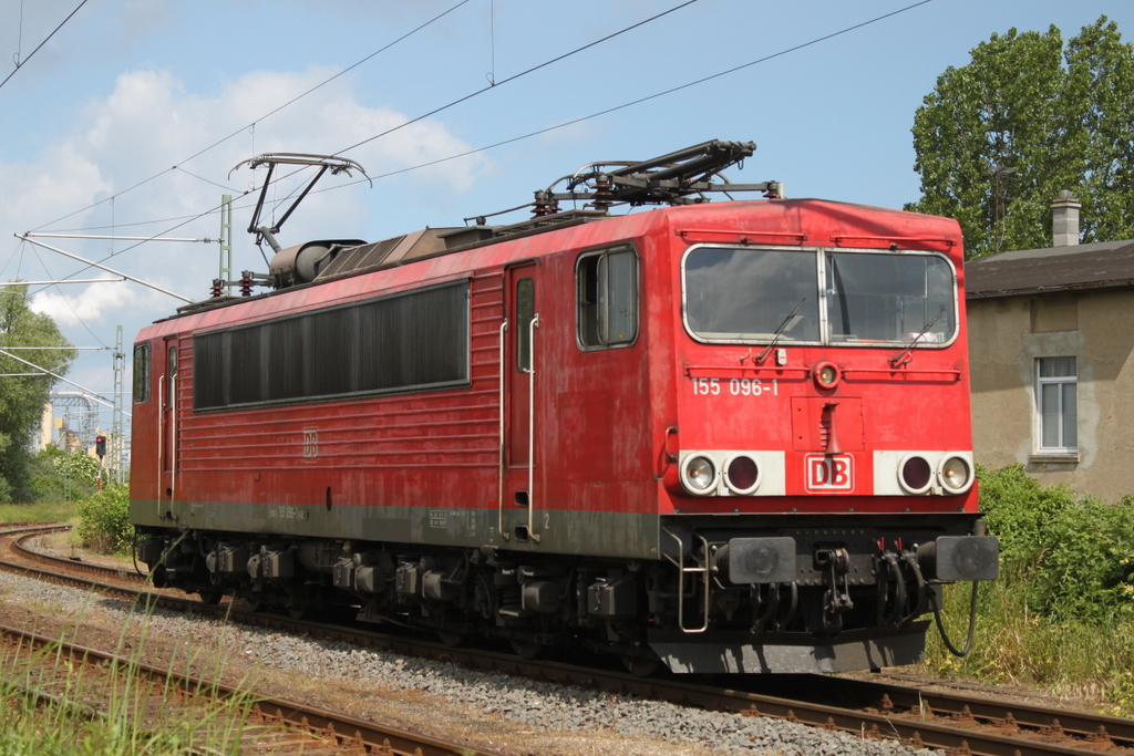 Mit etwas ausgeblichener Farbe zeigte sich 155 096-1 am 10.06.2017 in Wismar.