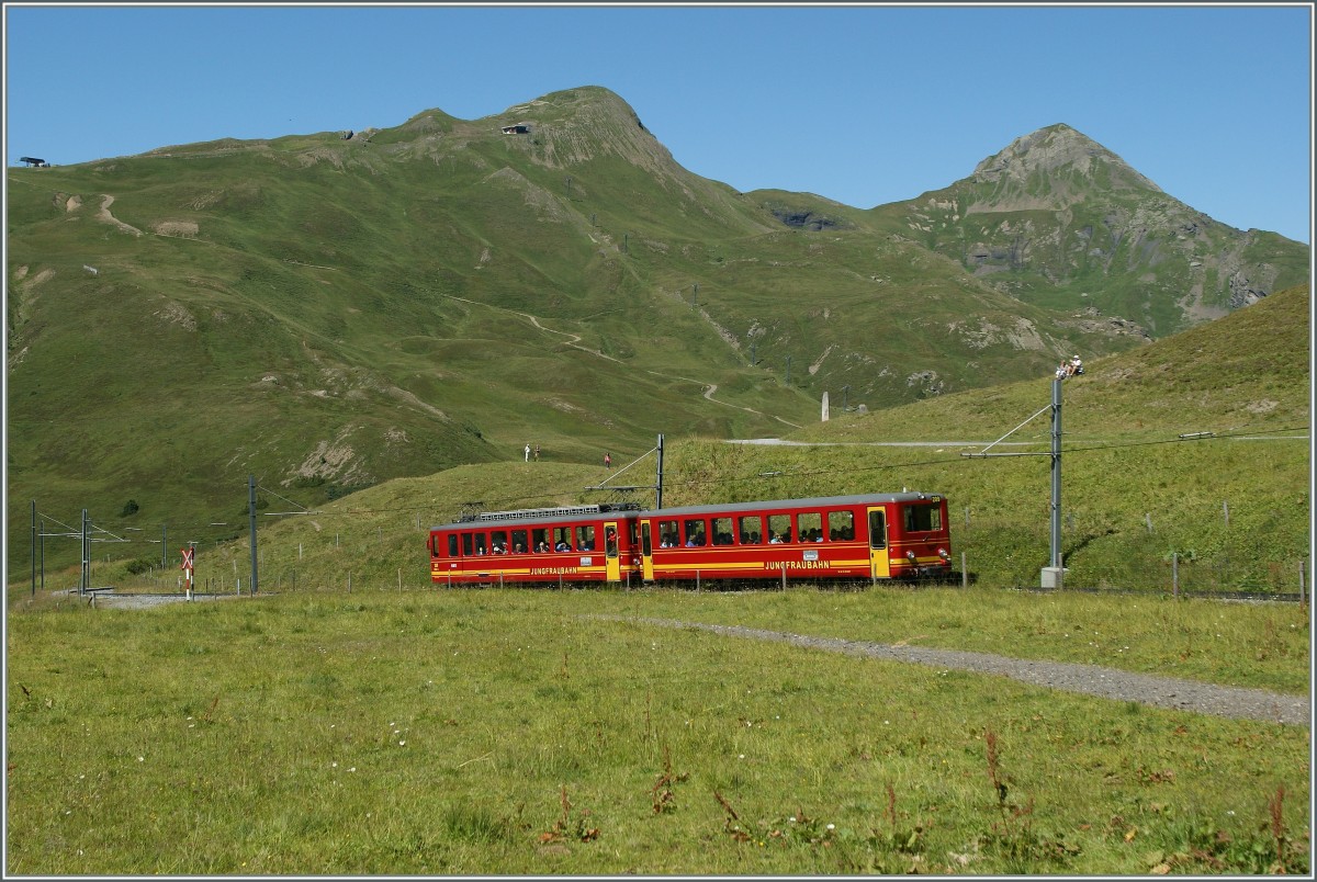 Mit etwas Farbe erfolgreich aufgefrischt strebt ein JB (Jungfraubahn) Pendelzug dem Jungfraujoch entgegen.
Die Aufnahme entstand am 21. August 2013 zwischen der Kleinen Scheidegg und Eigergeltscher.
