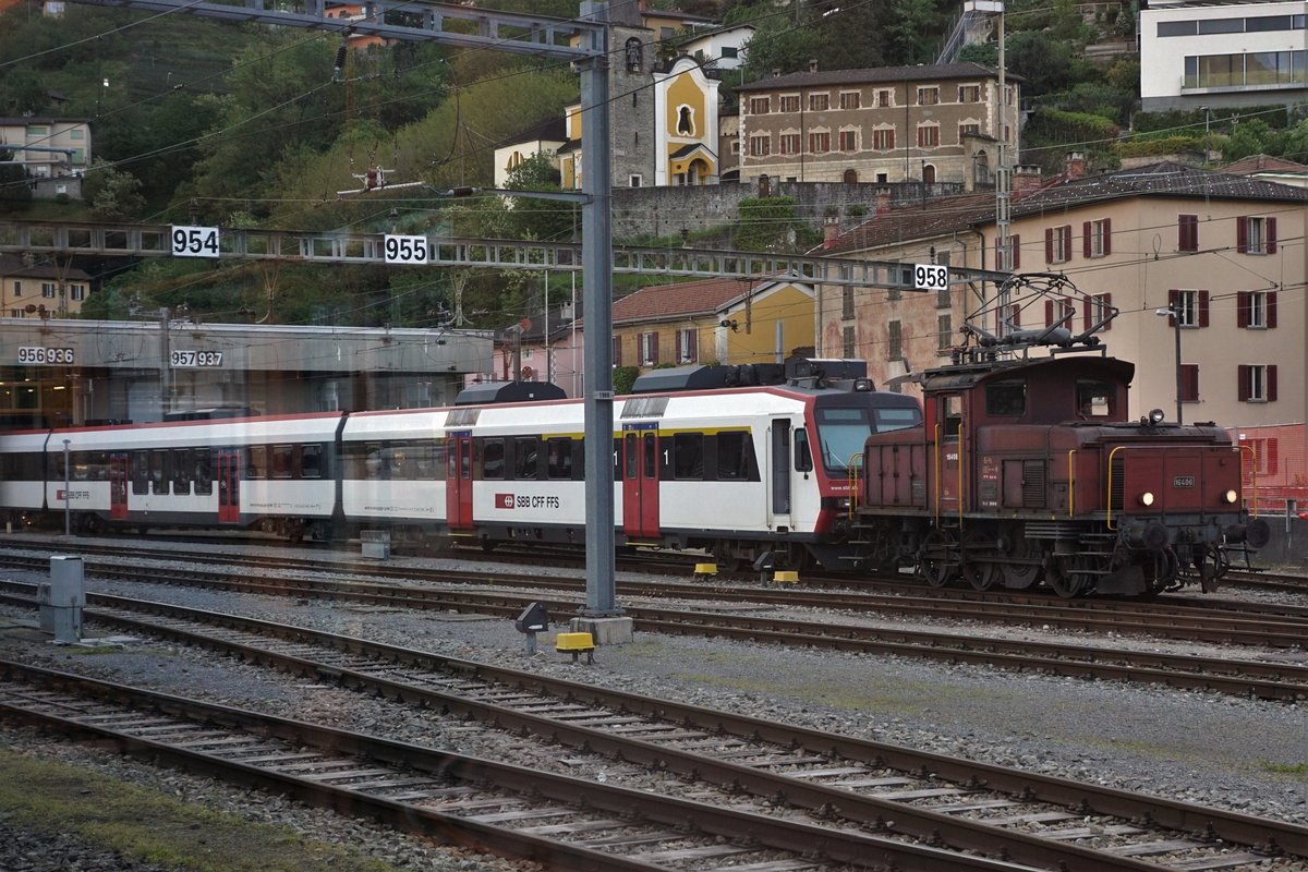 Mit etwas Fotografenglück konnte am 6. Mai 2019 im Bahnhof Bellinzona eine der letzten noch existierenden Ee 3/3, die 16406 im Rangierdienst verewigt werden.
Bild aus der ausfahrenden S10.
Foto: Walter Ruetsch