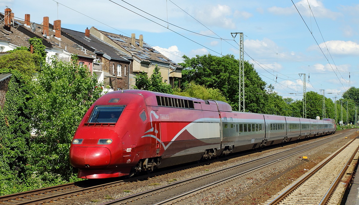 Mit etwas mehr als 30 Minuten Verspätung durchfährt THALYS 4332 am 25.05.2014 Düsseldorf-Oberbilk