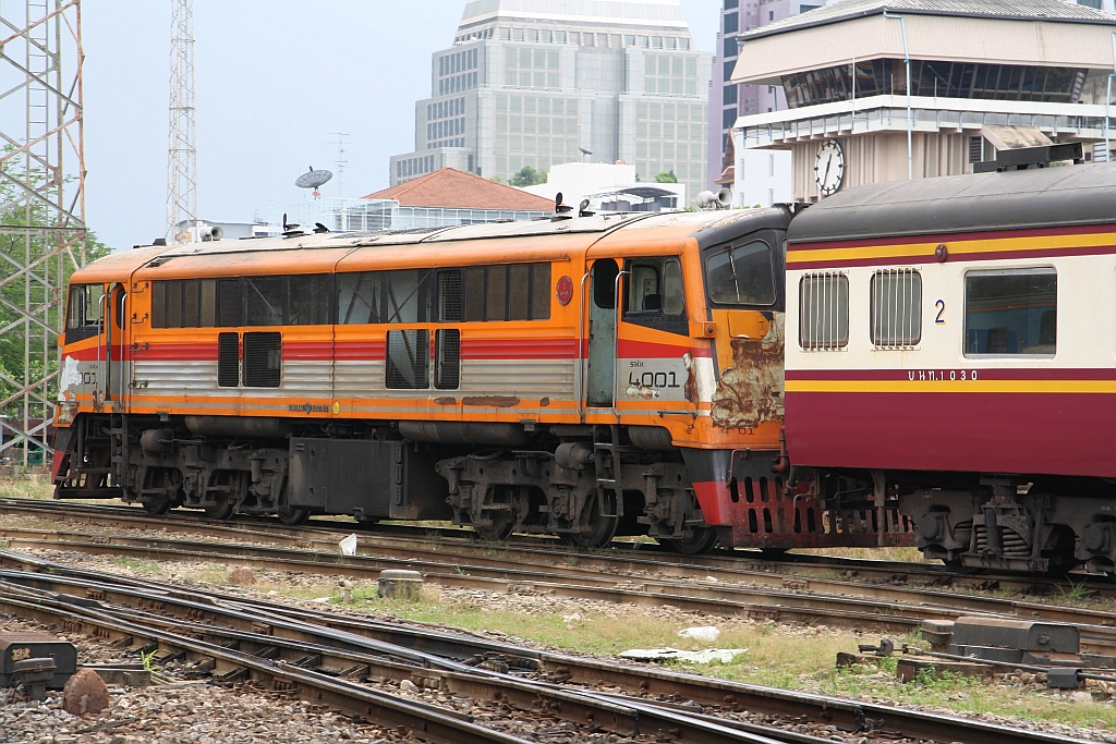 Mit etwas ramponiertem Farbkleid versieht die GEK 4001 (Co'Co', de, General Electric, Bj.1963, Fab.Nr. 34850) am 15.Mai 2018 im Bf. Hua Lamphong als Verschubreserve ihren Dienst.