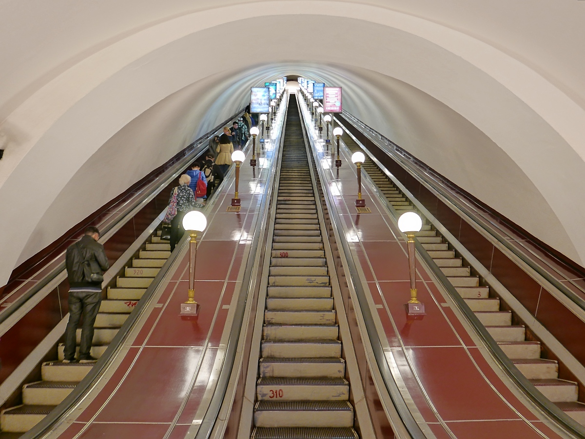 Mit etwas über 320 Stufen relativ kurz sind die Rolltreppen, die aus der Station  Technologisches Institut 1  der Metro in St. Petersburg wieder nach oben führen. 
Die Station 2 liegt tiefer, deren Rolltreppen sind deutlich länger. 
16.09.2017