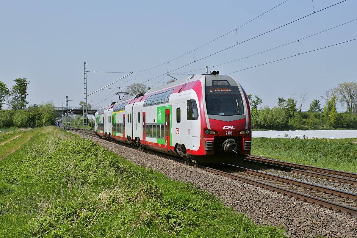 Mit etwas Verspätung durchfährt der CFL-2306 am 28.04.2022 Bornheim auf seiner Fahrt von Düsseldorf nach Luxemburg