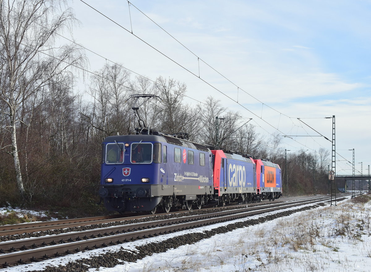 Mit etwas Verspätung kam um viertel vor Fünf 421 371 mit 484 013 und 482 039 bei Kaarst vorbei gefahren.

Kaarst 14.02.2021
