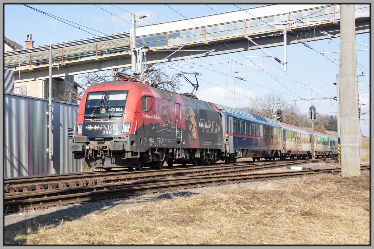 Mit etwas verspätung rollt der  Emona  dann doch ums Eck ,.... Da war aber meine auserwählte Stelle schon nicht mehr perfekt im Licht. 
Hier zieht 470.503  Wagner  den EC durch die Betriebsstelle Retznei . 
12.02.2021