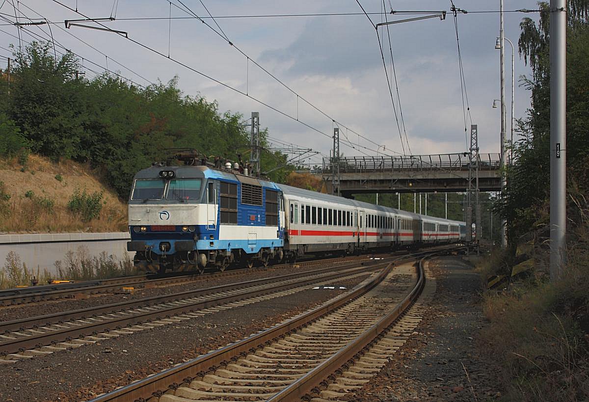 Mit einer Eurocity Garnitur der Deutschen Bahn ist der slowakische Gorilla 350004 am 13.9.2009 hier bei Durchfahrt in Zabori nad Labem auf dem Weg nach Prag.