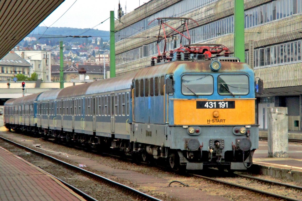 Mit ex-DR Wagen steht 431 191 am 7 Mai 2017 in Budapest-Delí.