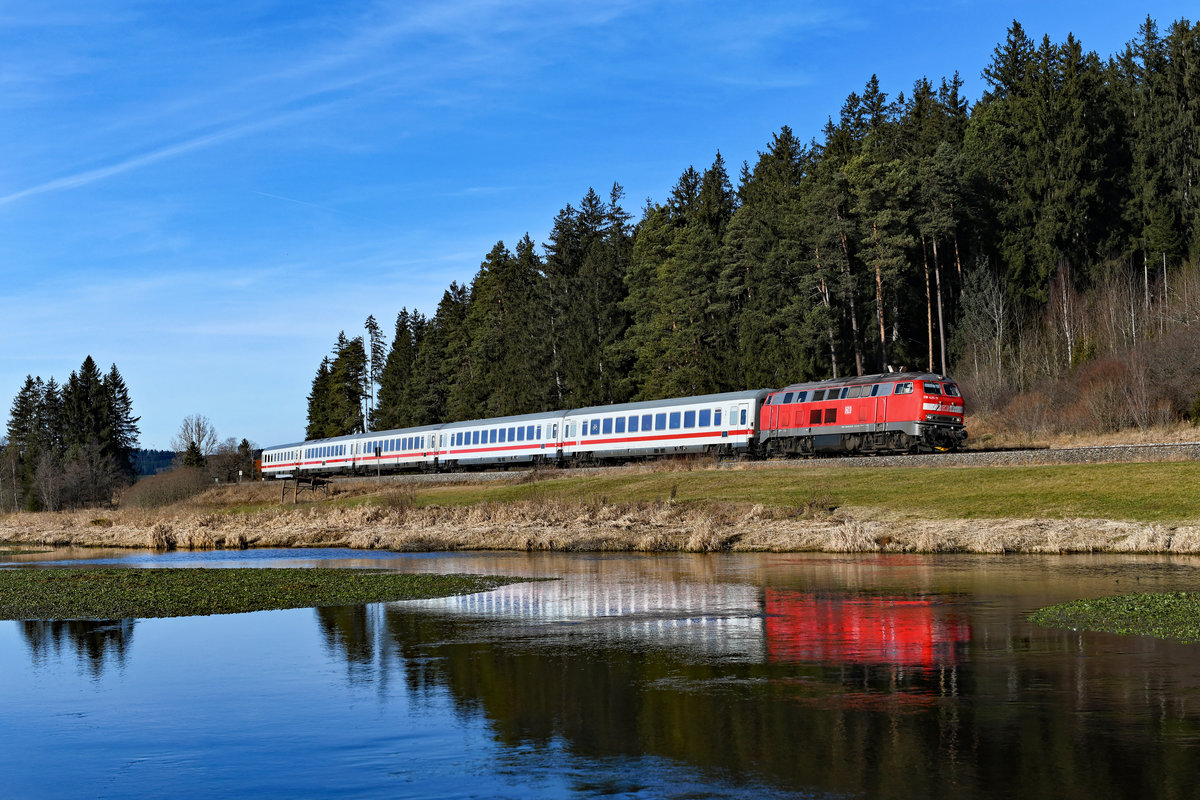 Mit Fahrplanwechsel ist der IC Nebelhorn glücklicherweise  wiederauferstanden . Zumindest bis Anfang Juli 2020 wird von und nach Oberstdorf gefahren. Am 31. Dezember 2019 brachte die 218 429 den IC 2084 nach Augsburg HBF. Am Ruderatshofener Wehr konnte ich diese Aufnahme anfertigen. 