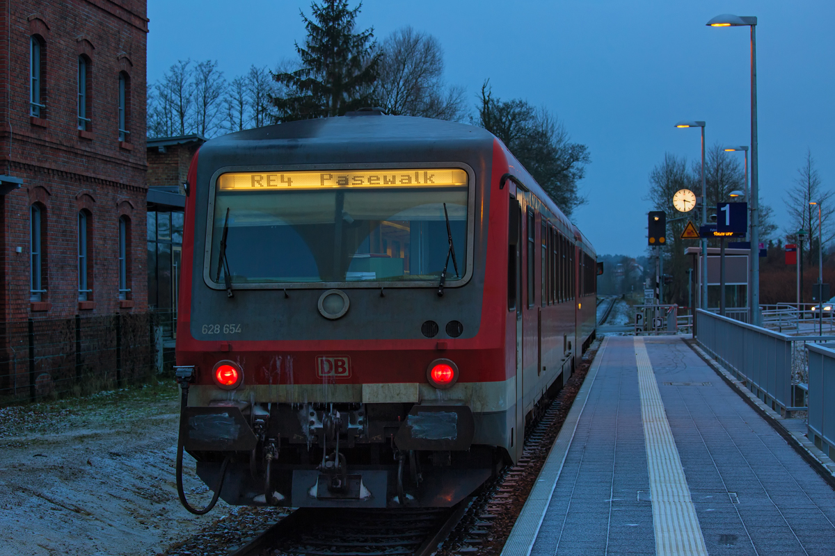 Mit Fahrplanwechsel wurde aus dem RE 6 der RE 4, der meist nur noch zwischen Pasewalk und Ueckermünde Stadthafen pendelt.  
Aufgenommen vom neuen Bahnsteig in Eggesin. Hier fährt der Triebwagen in Richtung Pasewalk ab.- 30.12.2014