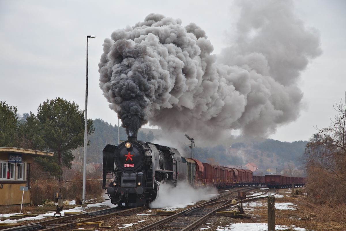 Mit einer fantastischen Rauchfahne verlässt die 556 036 mit ihrem Güterzug Nemotice. (17.02.2017)