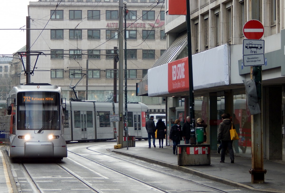 Mit Fernlicht kam der NF8U 3335 über den Jan Wellem Platz gefahren.
Seit dem 21.2.2016 am Tag der Wehrhahn Tunnel Eröffnung verkehrt hier nicht mehr oberirdisch.

Düsseldorf 19.02.2016