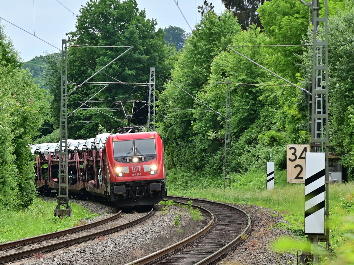Mit Fernlicht von der Tunnelfahrt durch den Binauer Tunnel kommt 187 206 mit dem Mittags-Audi in Neckargerach durchgefahren, der Zug ist am Montag den 23.5.2022 gen Heidelberg unterwegens.