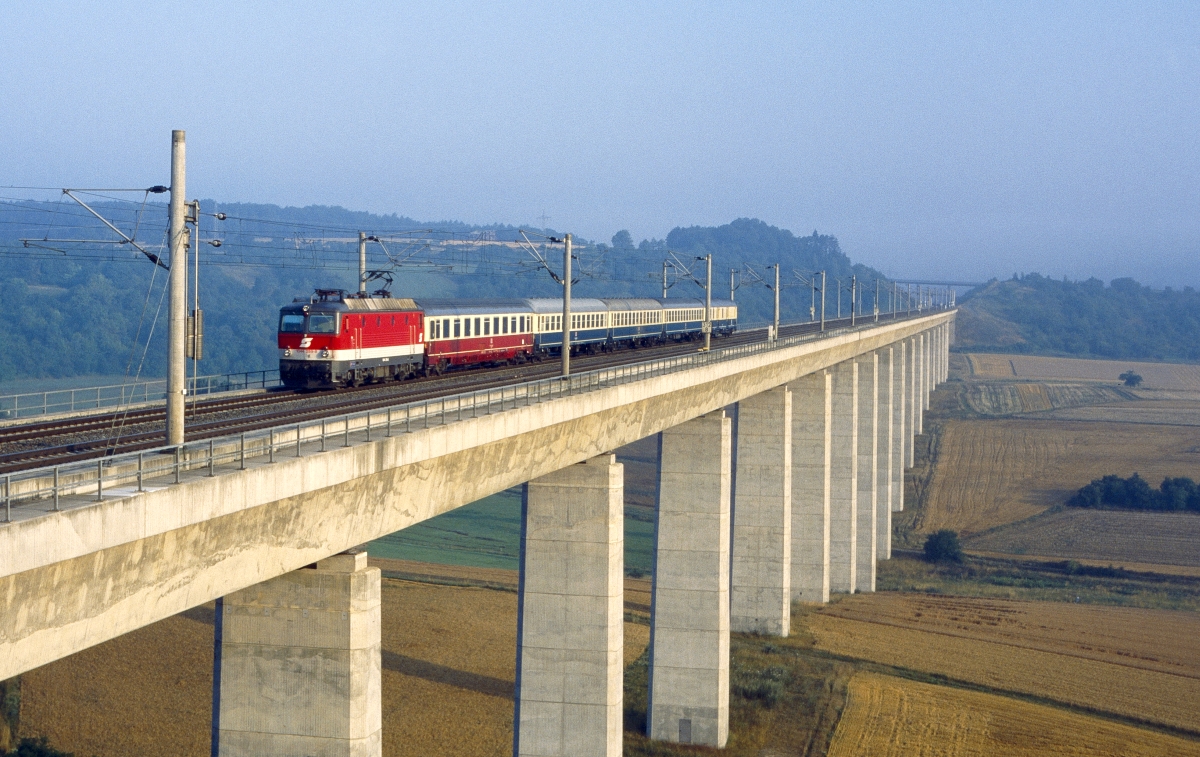 Mit Fertigstellung der Nantenbacher Kurve im Juni 1994 gelangten auch Züge der Relation Frankfurt-Würzburg ab Betriebsbahnhof Rohrbach auf den südlichen Teil der Neubaustrecke. Eine Besonderheit war dabei der EC  Johannes Kepler  Frankfurt-Wien, mit dem auch die ÖBB-Baureihe 1044 auf die SFS kam (Leinachtalbrücke, 26.6.1994).