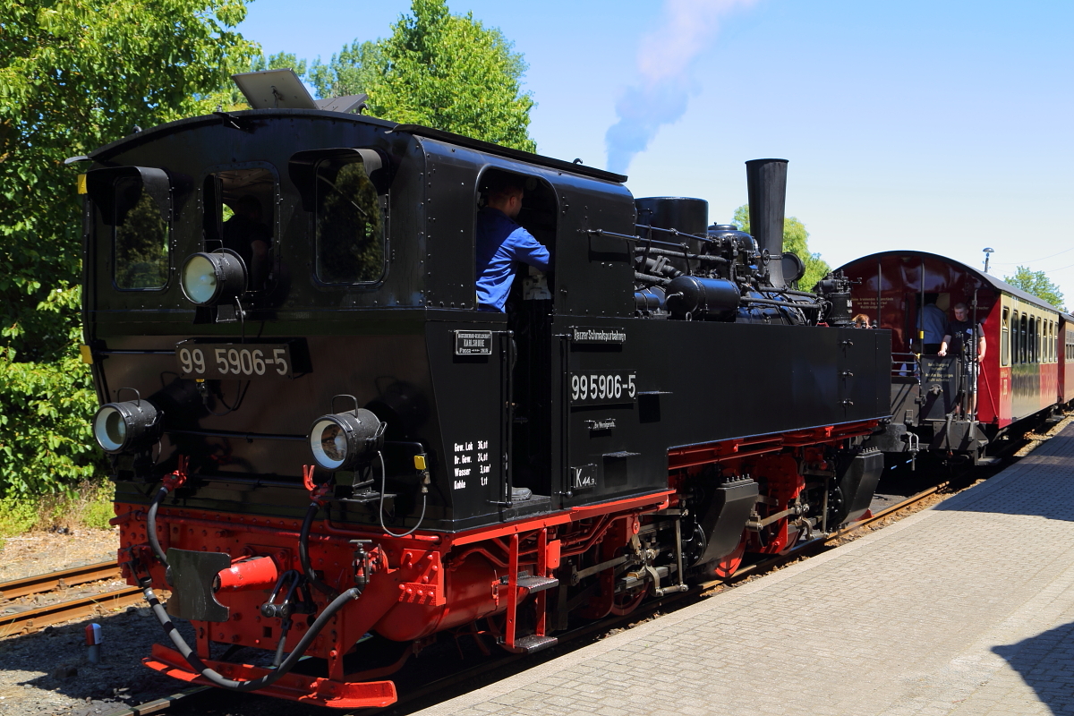 Mit Fingerspitzengefühl am Regler steuert der Lokführer von 99 5906 am 07.07.2018 im Bahnhof Harzgerode seine Mallet wieder an ihren Jubiläumssonderzug heran, wo sie kurz darauf angekuppelt wird.