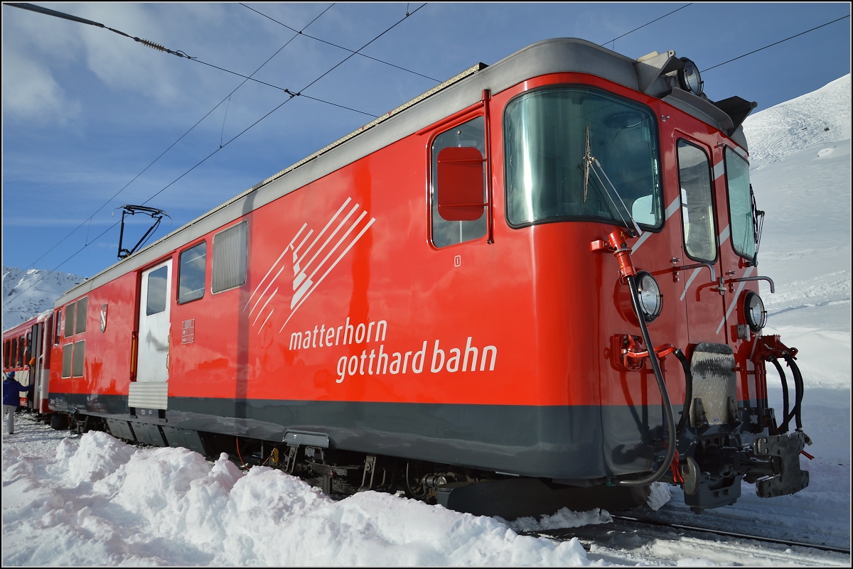 Mit frischem Lack präsentiert sich stolz in Nätschen der Gepäcktriebwagen Deh 4/4 23 Randa. Januar 2015.