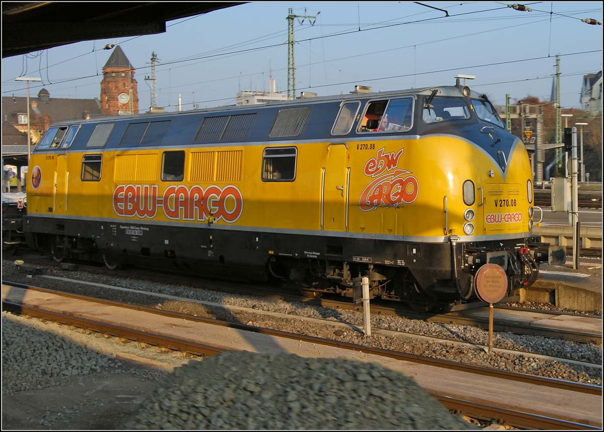 Mit frischer, blauer Power im gelben Gehäuse mußte sie nicht lange auf die Paparazzi warten. EBW V 270.08 bei Gleisbauarbeiten in Gießen am 24.02.2008. 

(Ersatz für ein altes 800-Pixel-Bild)