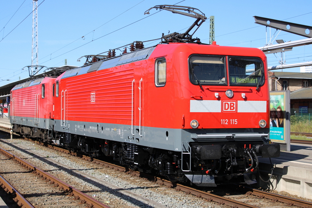 Mit frischer HU(LDX 15.09.20)zeigte sich 112 115 am 18.09.2020 im Rostocker Hbf.
