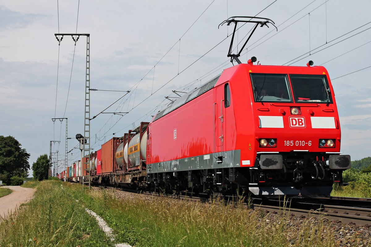 Mit frischer Lackauffrischung fuhr am Nachmittag des 02.06.2017 die 185 010-6 mit einem Containerzug bei Müllheim (Baden) durchs Rheintal in Richtung Schweizer Grenze.