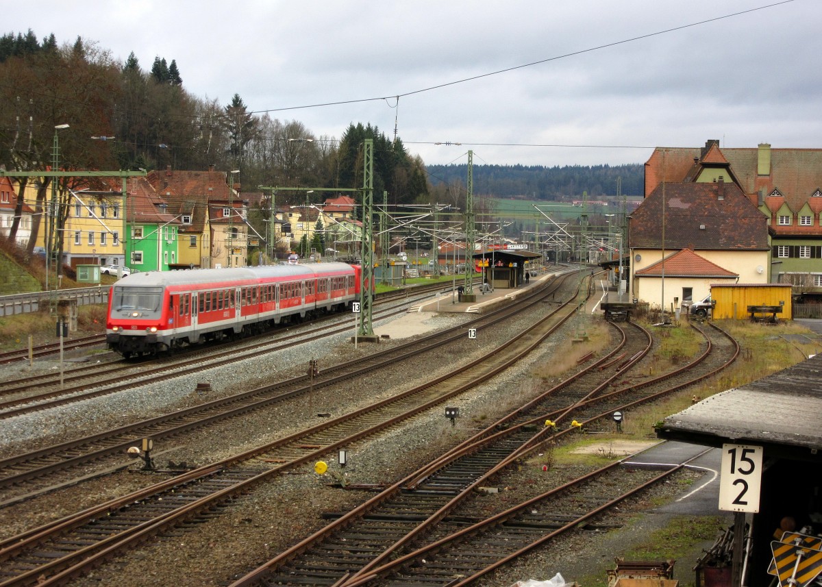 Mit führendem 80-34 142 Bnrbdzf 480.3 verlässt am 23. Dezember 2014 eine Regionalbahn nach Bamberg den Bahnhof Kronach.