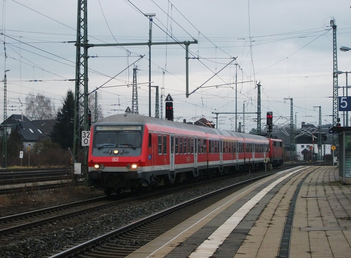 Mit fhrendem 80-35 139-0 Bnrdzf 483 erreicht am 02.Januar 2014 ein RE aus Sonneberg den Bahnhof Lichtenfels.