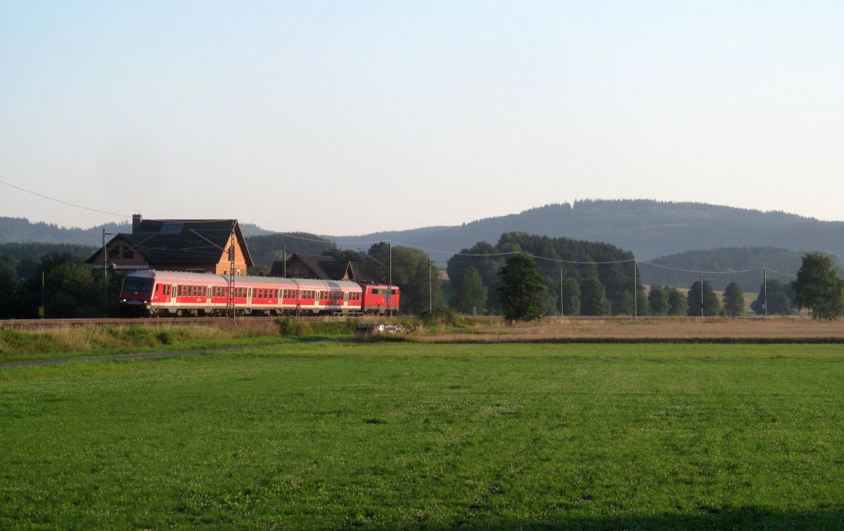 Mit führendem Wittenberger Steuerwagen ist am 18. Juli 2014 eine Regionalbahn von Ludwigsstadt nach Lichtenfels im Frankenwald bei Neukenroth unterwegs.