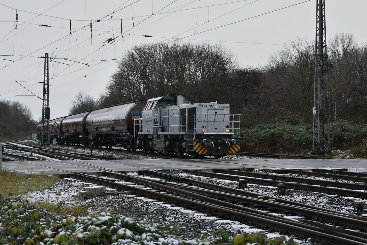 Mit fünf Braunkohlestaubwagen am Haken kommt hier die RHC Dh 707 in Grevenbroich eingefahren. Samstag den 9.12.2017