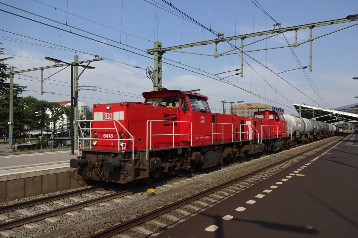 Mit fünf Kesselwagen mit Methanol steht 6418 am 10 Augustus 2020 in Tilburg.
