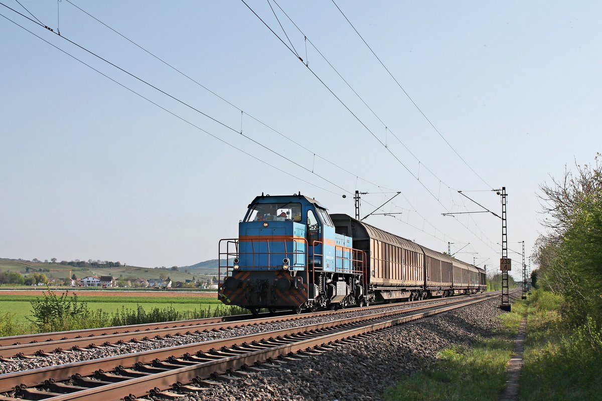 Mit fünf vollen H-Wagen, welche mit Holzschwellen beladen sind, fuhr am späten Nachmittag des 16.04.2020 die SWEG V102 (575 002-7) als Übergabe (Neuenburg (Baden) - Freiburg (Brsg) Rbf) nördlich von Hügelheim über die Rheintalbahn in Richtung Buggingen.