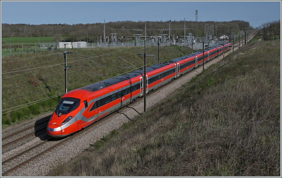 Mit fünf Zugspaaren verkehren die ETR 400 Frecciarossa 1000 / V300 Zefiro zwischen Paris und Lyon. Im Bild der FS Treniatlia ETR ETR 400 030 als Frecciarossa FR 6647 von Paris Gare de Lyon (9:30) nach Lyon Perrache (an 11:48) bei Saint-Émiland. Der formschöne Zug zeigt sich in der neunen Farbgebung, welche meiner Ansicht nach etwas von der ursprünglichen Eleganz des Zugs abhanden kommen lässt. 

6. April 2024