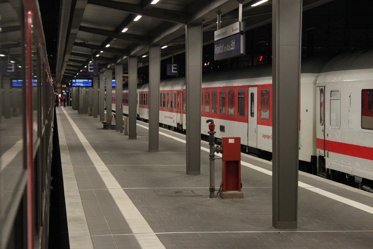 Mit einer für CNL-Züge typischen Verspätung von etwa 40 min sind die beiden CNL-Garnituren in Frankfurt (Main) Hauptbahnhof am 05.09.2016 startklar. Zuvor wurde CNL 40418  Pyxis  München - Hamburg mit CNL 478  Komet  Zürich - Hamburg vereinigt und steht an Gleis 18. Ich selbst befinde mich in CNL 40478  Pegasus  Zürich - Amsterdam, der zuvor mit CNL 418  Pollux  München - Amsterdam an Gleis 19 vereinigt wurde. 