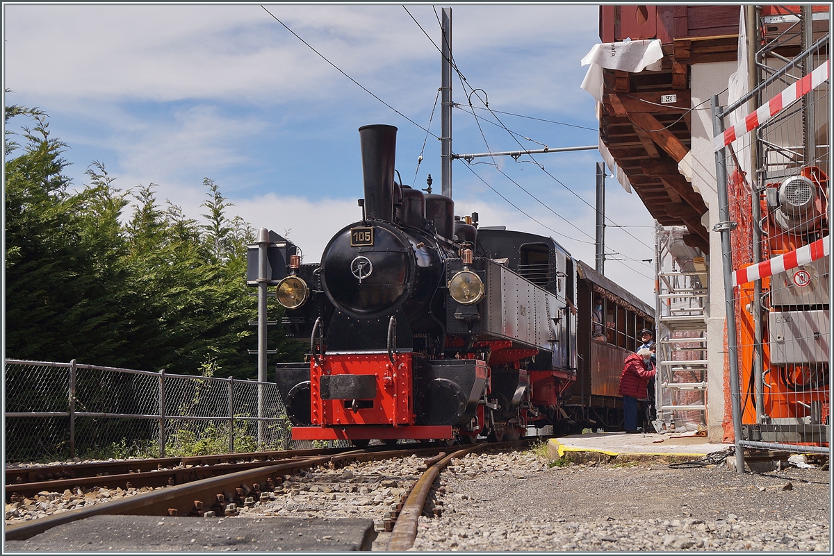 Mit der G 2x 2/2 105 von Blonay nach Chaulin: die G 2x 2/2 105 ist mit ihrem Zug in Chamby  eingetroffen und wird in nun nach Chaulin zurückschieben. Das Bahnhofsgebäude von Chaumby wie wie rechts im Bild zu sehen gerade renoviert.

9. Mai 2021