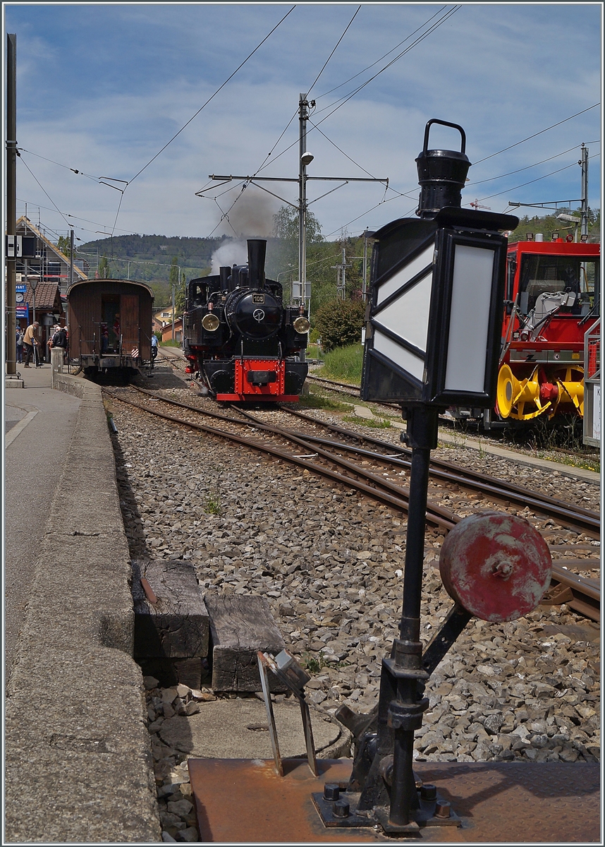 Mit der G 2x 2/2 105 von Blonay nach Chaulin: die G 2x 2/2 105 ist mit ihrem Zug in Blonay eingetroffen und um fährt ihn nun.

9. Mai 2021