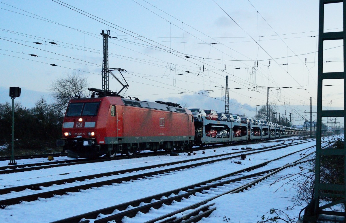 Mit ganz vielen FORD C-MAX im Rücken kommt am Abend des 24.1.2015 die 185 021 durch Grevenbroich  nach Rheydt gefahren.