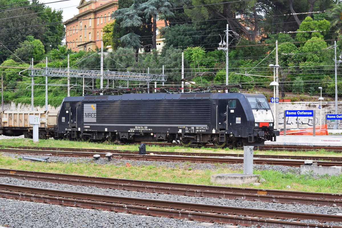 Mit einer GArnitur aus dem Römer Hafen kommt die 9180 6189 103-5 (D-DISPO Class 189-VL) an Gleis 8 des Bahnhofs Roma Ostiense am 23.05.2018 an