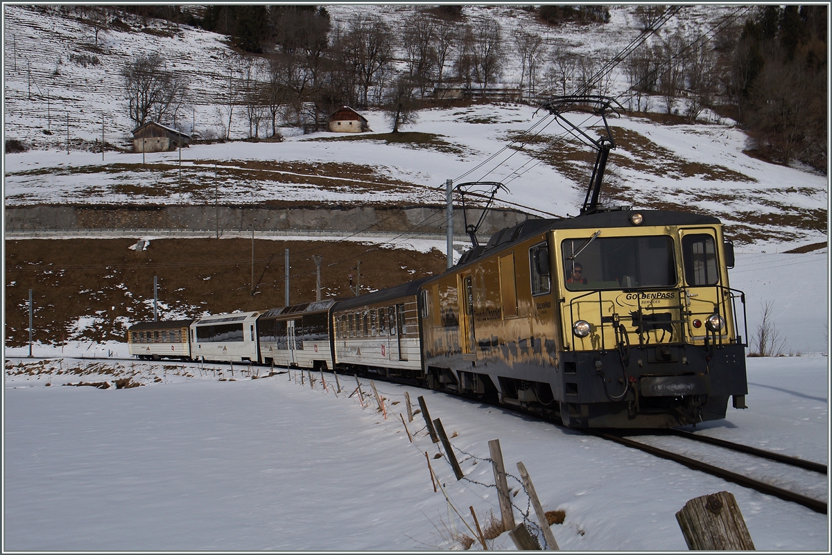 Mit der GDe 4/4 Schockoladenlok an der Spizte erreicht der MOB Regionalzuges 2222 in Kürze Rossinière.
26. Jan. 2016