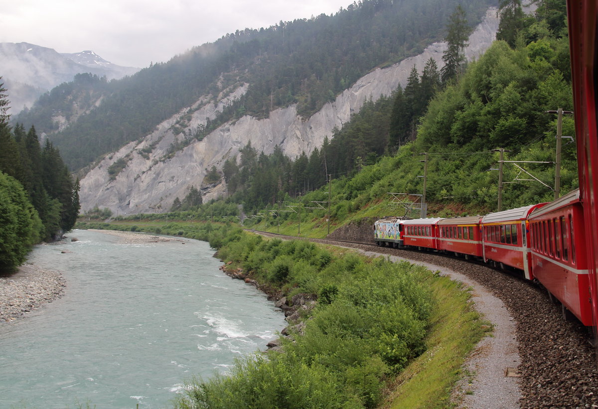 Mit der Ge 4/4 II  Landquart  geht es durch die wolkenverhangende  Ruinaulta , hier zwischen Valendas-Sagogn und Versam-Safien.

Rheinschlucht, 14. Juni 2017