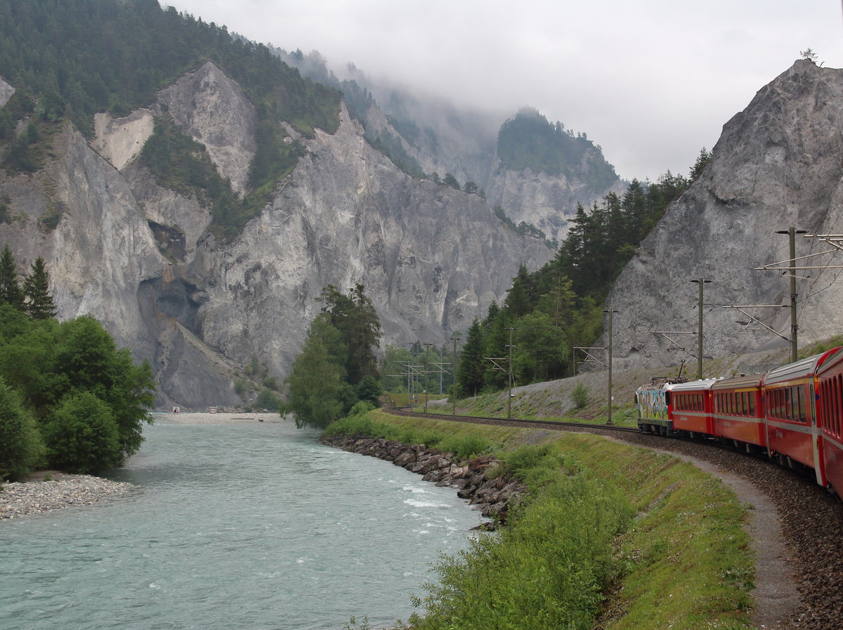 Mit der Ge 4/4 II  Landquart  geht es durch die wolkenverhangende  Ruinaulta , hier zwischen Valendas-Sagogn und Versam-Safien. 

Rheinschlucht, 14. Juni 2017