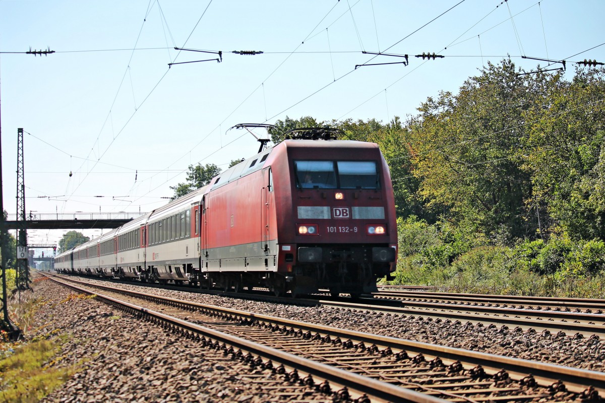 Mit einer gedrehten EC 8 Garnitur (Zürich HB - Hamburg Altona) fuhr am 27.09.2014 die Hamburger 101 132-9 durch Orschweier gen Norden.