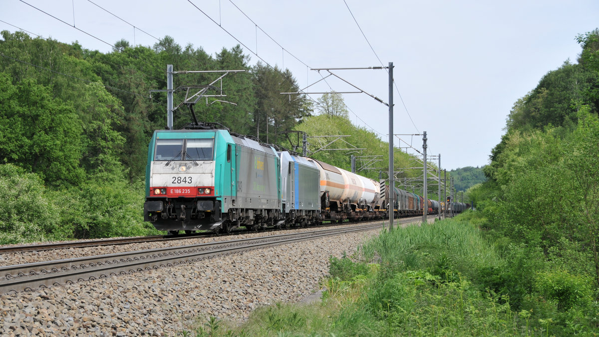 Mit gemeinsamen Kräften ziehen 186 235 alias 2843 und eine weitere 186 von Railpool/Lineas ziehen einen gemischten Güterzug von Aachen-West kommend in Richtung Visé. Aufnahme vom 12/05/2018 im Gemmenicher Wald bei Moresnet-Chapelle.