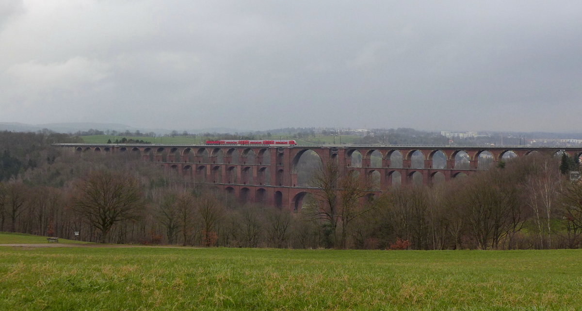 Mit einer Gesamtlänge von 574m und einer Höhe von 78m ist die Göltzschtalbrücke die größte Ziegelsteibrücke der Welt.
Befahren wird sie gerade vom RE 3 (Dresden - Hof) und einer schiebenden 143.

Göltzschtalbrücke, 23. März 2016