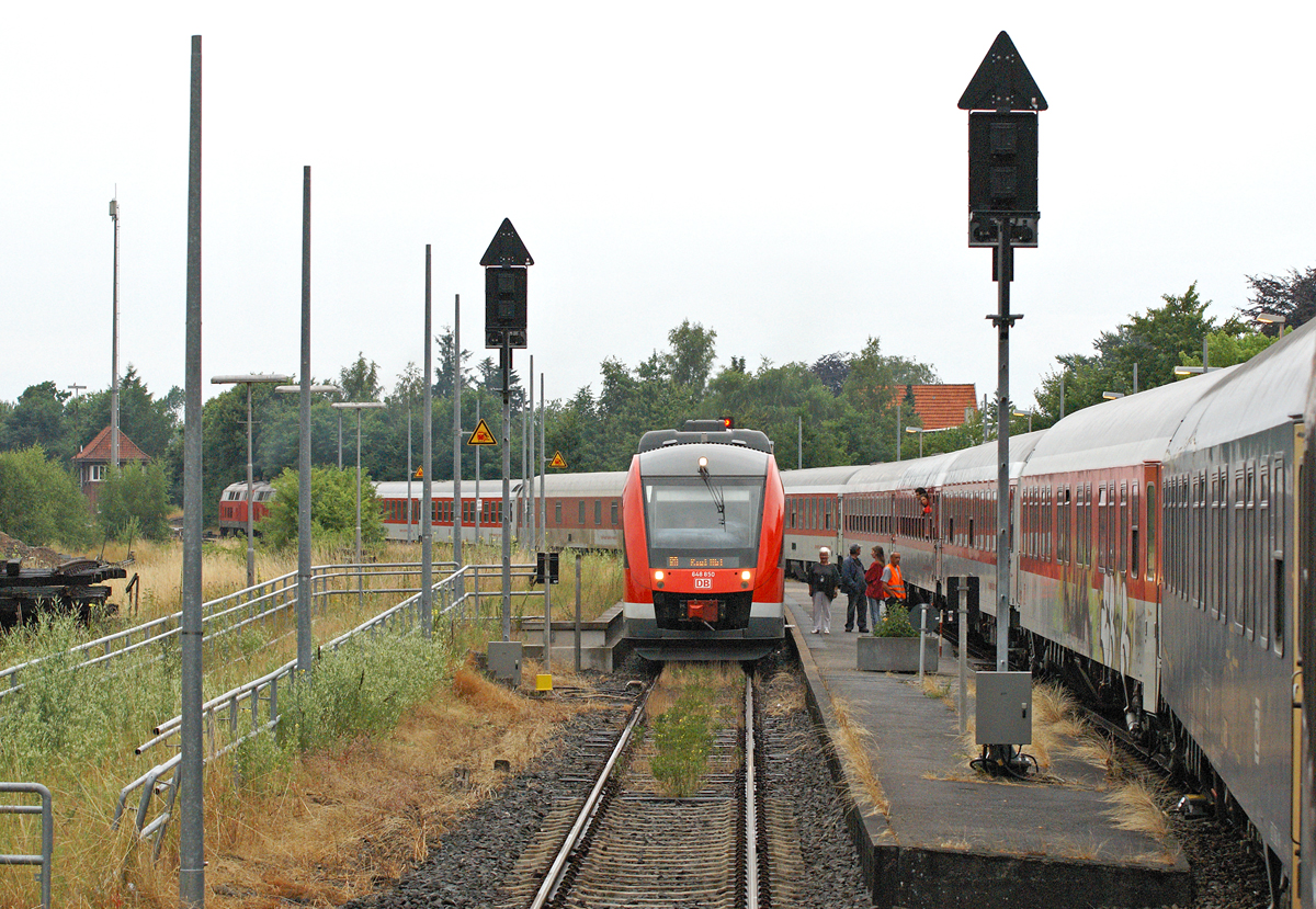 Mit einer Gesamtlänge von ca. 370 Metern passt der CNL nach Kopenhagen nicht in die Bahnhöfe der Strecke Kiel-Flensburg, über die er derzeit sonntags umgeleitet wird.  Der mit zwei Lokomotiven der Baureihe 218 bespannten Zug passiert den Bahnhof Süderbrarup und 648 350, der seine Fahrt als RB nach Kiel Hbf gleich fortsetzen wird. Bild aus letztem Wagen des Zuges.